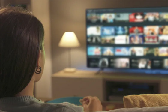 من حلاب الأفاعي إلى النائمة المحترفة.. أغرب 5 وظائف في العالم صورة رقم 1