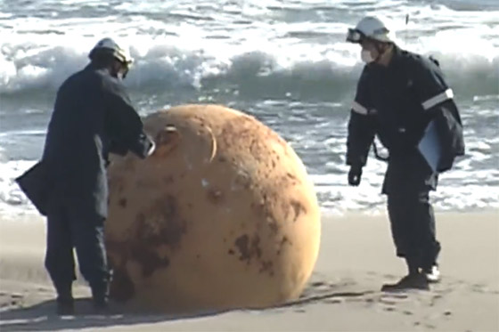 كرة حديدية غريبة قذفتها المياه.. تثير زوبعة باليابان! صورة رقم 4 كرة حديدية غريبة قذفتها المياه.. تثير زوبعة باليابان! صورة رقم 4