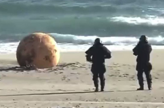 كرة حديدية غريبة قذفتها المياه.. تثير زوبعة باليابان! صورة رقم 5 كرة حديدية غريبة قذفتها المياه.. تثير زوبعة باليابان! صورة رقم 5