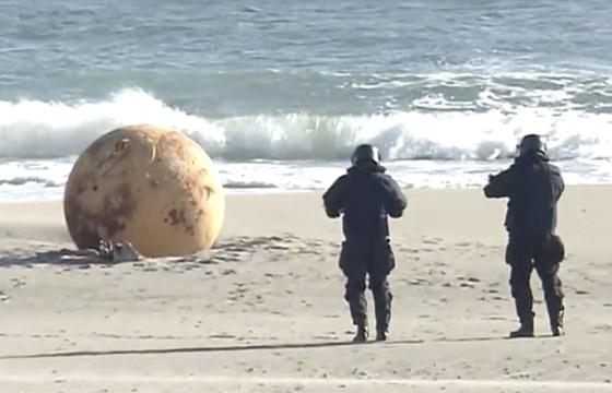 كرة حديدية غريبة قذفتها المياه.. تثير زوبعة باليابان! صورة رقم 1 كرة حديدية غريبة قذفتها المياه.. تثير زوبعة باليابان! صورة رقم 1