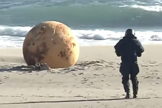 كرة حديدية غريبة قذفتها المياه.. تثير زوبعة باليابان! صورة رقم 7 كرة حديدية غريبة قذفتها المياه.. تثير زوبعة باليابان! صورة رقم 7