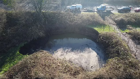 حفرة عملاقة غامضة تثير رعب البريطانيين.. فوهة بركان أم غزو فضائي؟ صورة رقم 2 حفرة عملاقة غامضة تثير رعب البريطانيين.. فوهة بركان أم غزو فضائي؟ صورة رقم 2