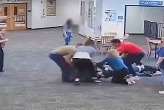 فيديو وحشي: طالب أمريكي يضرب معلمته بعنف حتى فقدت الوعي! صورة رقم 11 فيديو وحشي: طالب أمريكي يضرب معلمته بعنف حتى فقدت الوعي! صورة رقم 11
