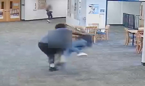 فيديو وحشي: طالب أمريكي يضرب معلمته بعنف حتى فقدت الوعي! صورة رقم 5 فيديو وحشي: طالب أمريكي يضرب معلمته بعنف حتى فقدت الوعي! صورة رقم 5