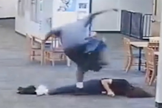فيديو وحشي: طالب أمريكي يضرب معلمته بعنف حتى فقدت الوعي! صورة رقم 7 فيديو وحشي: طالب أمريكي يضرب معلمته بعنف حتى فقدت الوعي! صورة رقم 7