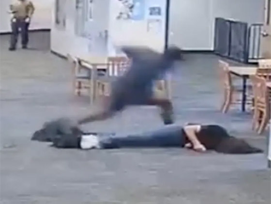 فيديو وحشي: طالب أمريكي يضرب معلمته بعنف حتى فقدت الوعي! صورة رقم 8 فيديو وحشي: طالب أمريكي يضرب معلمته بعنف حتى فقدت الوعي! صورة رقم 8