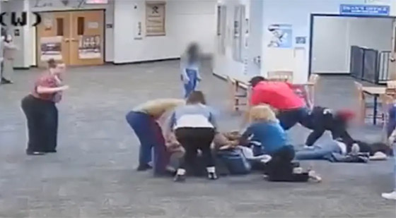 فيديو وحشي: طالب أمريكي يضرب معلمته بعنف حتى فقدت الوعي! صورة رقم 12 فيديو وحشي: طالب أمريكي يضرب معلمته بعنف حتى فقدت الوعي! صورة رقم 12