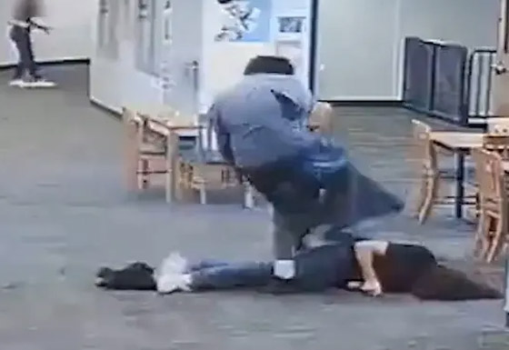 فيديو وحشي: طالب أمريكي يضرب معلمته بعنف حتى فقدت الوعي! صورة رقم 10 فيديو وحشي: طالب أمريكي يضرب معلمته بعنف حتى فقدت الوعي! صورة رقم 10
