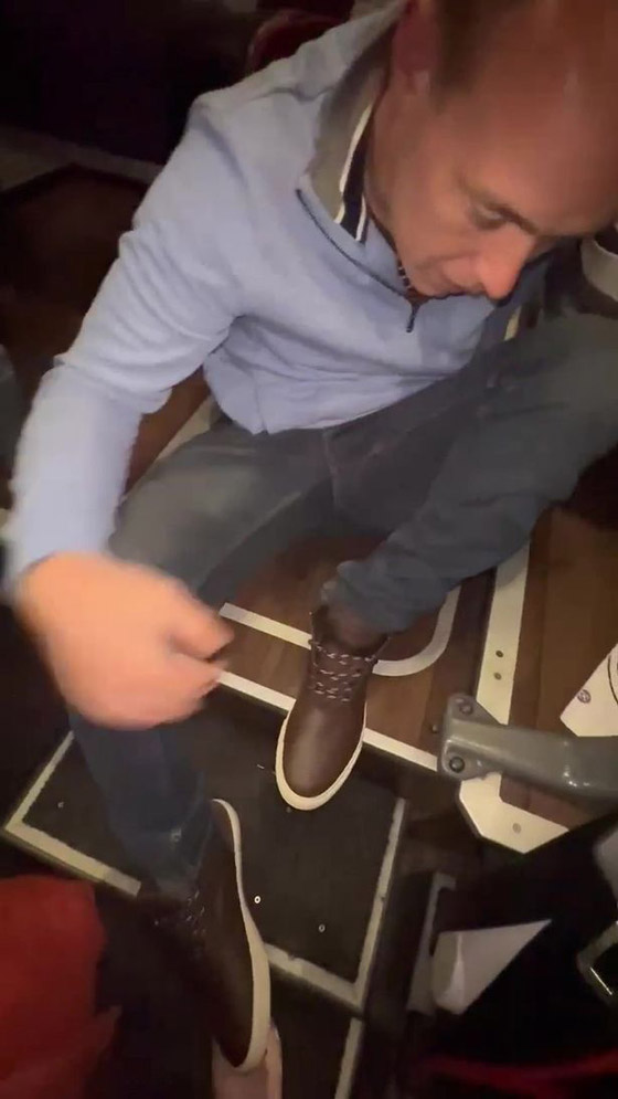 مشهد صادم يثير الغضب.. شاب مشلول يجر جسده للحافلة بعد تغيير رحلته! صورة رقم 1 مشهد صادم يثير الغضب.. شاب مشلول يجر جسده للحافلة بعد تغيير رحلته! صورة رقم 1