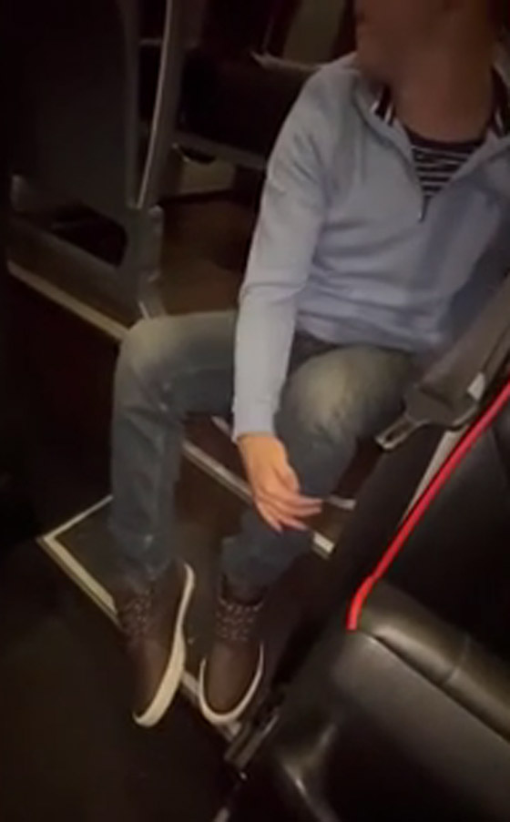 مشهد صادم يثير الغضب.. شاب مشلول يجر جسده للحافلة بعد تغيير رحلته! صورة رقم 5 مشهد صادم يثير الغضب.. شاب مشلول يجر جسده للحافلة بعد تغيير رحلته! صورة رقم 5
