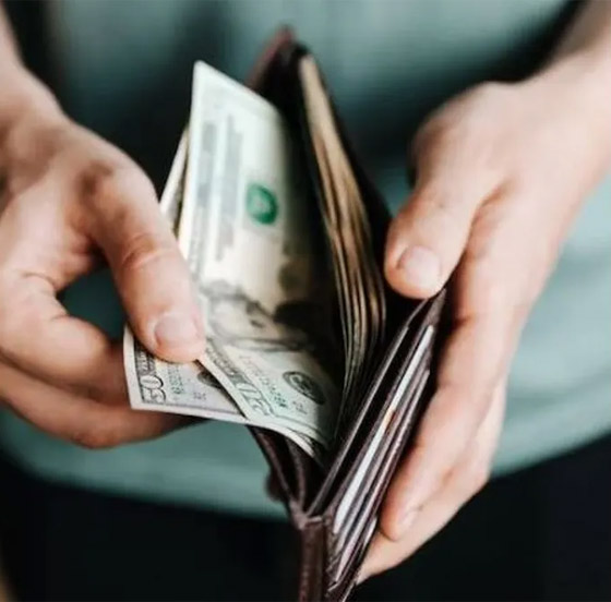 لماذا عليك الاحتفاظ بورقة نقدية كبيرة في محفظتك؟ صورة رقم 1 لماذا عليك الاحتفاظ بورقة نقدية كبيرة في محفظتك؟ صورة رقم 1