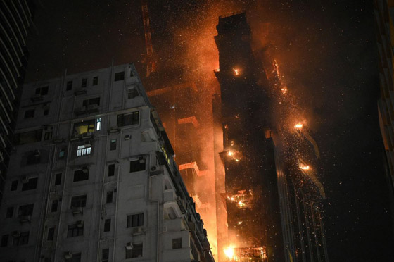 فيديو وصور: النيران تلتهم ناطحة سحاب من 42 طابقا في هونغ كونغ صورة رقم 3 فيديو وصور: النيران تلتهم ناطحة سحاب من 42 طابقا في هونغ كونغ صورة رقم 3