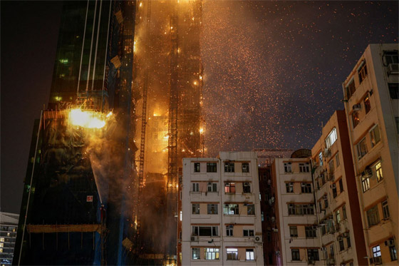 فيديو وصور: النيران تلتهم ناطحة سحاب من 42 طابقا في هونغ كونغ صورة رقم 10 فيديو وصور: النيران تلتهم ناطحة سحاب من 42 طابقا في هونغ كونغ صورة رقم 10