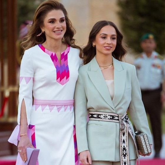 على صوت إليسا الساحر.. الملكة رانيا تهنئ ابنتها الأميرة إيمان بمناسبة تحديد عقد القران صورة رقم 2 على صوت إليسا الساحر.. الملكة رانيا تهنئ ابنتها الأميرة إيمان بمناسبة تحديد عقد القران صورة رقم 2