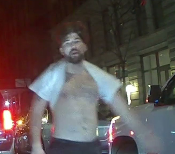 موظف بقنصلية إسرائيل في نيويورك ينقضّ بإبريق زجاجي على رأس رجل صورة رقم 1 موظف بقنصلية إسرائيل في نيويورك ينقضّ بإبريق زجاجي على رأس رجل صورة رقم 1