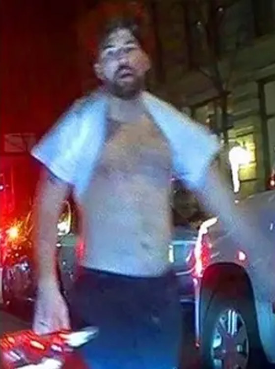 موظف بقنصلية إسرائيل في نيويورك ينقضّ بإبريق زجاجي على رأس رجل صورة رقم 2 موظف بقنصلية إسرائيل في نيويورك ينقضّ بإبريق زجاجي على رأس رجل صورة رقم 2