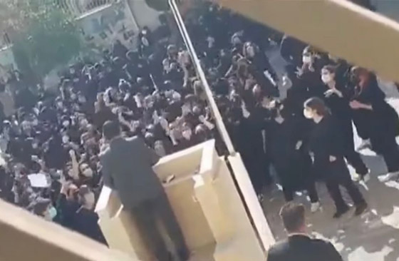 تسميم طالبات إيران.. يعيد شبح حرق نساء أصفهان بالأسيد صورة رقم 3 تسميم طالبات إيران.. يعيد شبح حرق نساء أصفهان بالأسيد صورة رقم 3