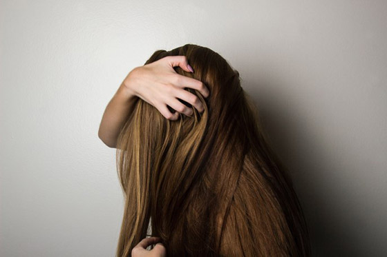 هل ينكسر شعركِ من المنتصف؟ إليكِ طريقة إصلاحه صورة رقم 4