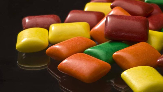 تبقى بالمعدة 7 سنوات.. هل التحذيرات حول ابتلاع العلكة صحيحة؟ صورة رقم 4