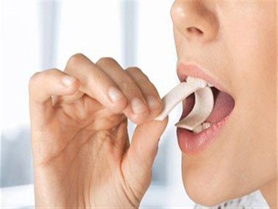 تبقى بالمعدة 7 سنوات.. هل التحذيرات حول ابتلاع العلكة صحيحة؟ صورة رقم 1