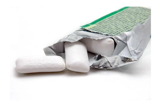 تبقى بالمعدة 7 سنوات.. هل التحذيرات حول ابتلاع العلكة صحيحة؟ صورة رقم 3