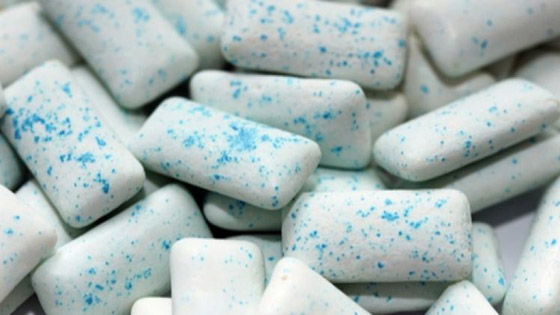 تبقى بالمعدة 7 سنوات.. هل التحذيرات حول ابتلاع العلكة صحيحة؟ صورة رقم 6