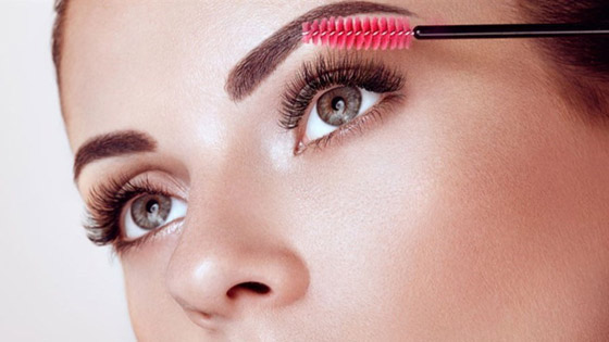 الماسكارا البنية.. أحدث صيحات الجمال في صيف 2023 صورة رقم 1