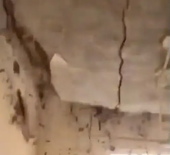 فيديو صادم من العراق: سقف الغرفة انشق وخرّ على رؤوس الطلاب صورة رقم 1 فيديو صادم من العراق: سقف الغرفة انشق وخرّ على رؤوس الطلاب صورة رقم 1