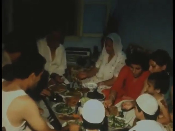 رمضان عام 1978.. لقطات نادرة من الشارع المصري تستعرض أجواء الشهر الفضيل (فيديو) صورة رقم 2