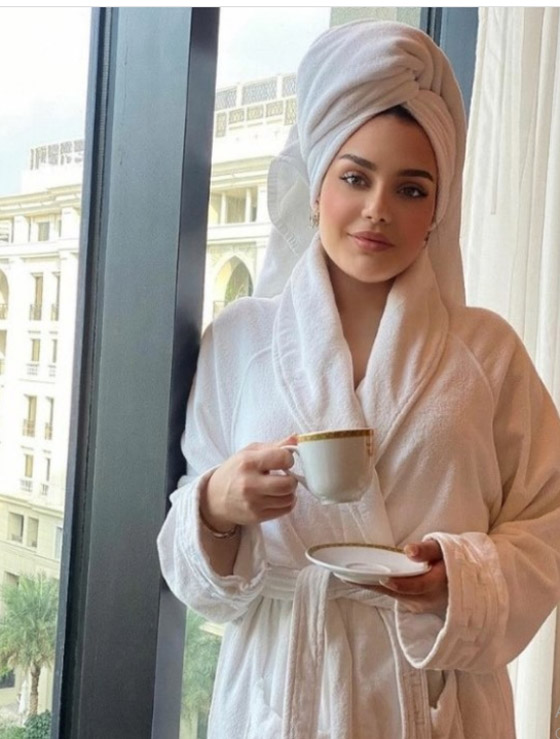 نجمات نشرن صورهن بـ روب الحمام.. آخرهن هيفاء وهبي صورة رقم 10
