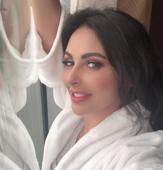 نجمات نشرن صورهن بـ روب الحمام.. آخرهن هيفاء وهبي صورة رقم 19