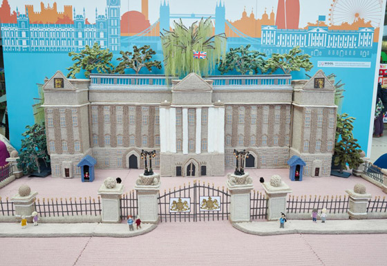 عمرها 93 عاما.. مسنة تصمم نموذجا لقصر باكنجهام من الصوف (صور) صورة رقم 4