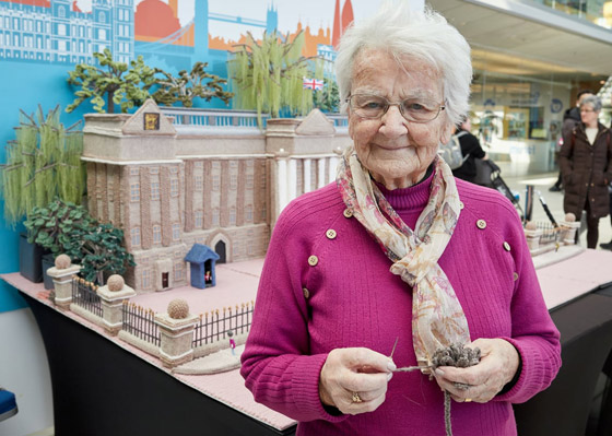 عمرها 93 عاما.. مسنة تصمم نموذجا لقصر باكنجهام من الصوف (صور) صورة رقم 5