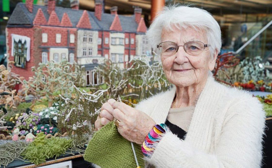 عمرها 93 عاما.. مسنة تصمم نموذجا لقصر باكنجهام من الصوف (صور) صورة رقم 12