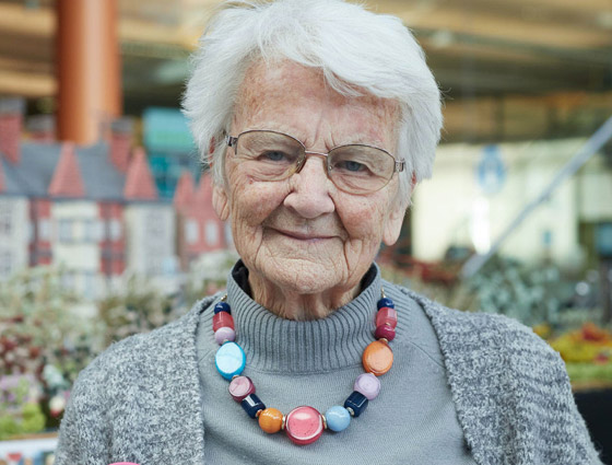 عمرها 93 عاما.. مسنة تصمم نموذجا لقصر باكنجهام من الصوف (صور) صورة رقم 13