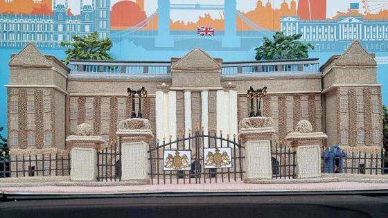 عمرها 93 عاما.. مسنة تصمم نموذجا لقصر باكنجهام من الصوف (صور) صورة رقم 2