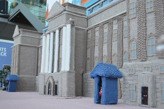 عمرها 93 عاما.. مسنة تصمم نموذجا لقصر باكنجهام من الصوف (صور) صورة رقم 6