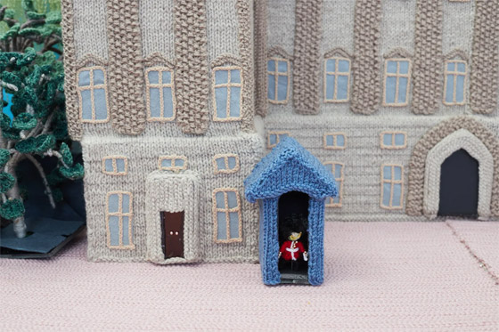 عمرها 93 عاما.. مسنة تصمم نموذجا لقصر باكنجهام من الصوف (صور) صورة رقم 7