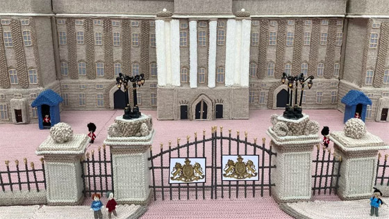 عمرها 93 عاما.. مسنة تصمم نموذجا لقصر باكنجهام من الصوف (صور) صورة رقم 8