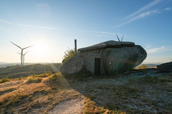 صور : منزل فلينستون من الصخر مع مسبح ونوافذ مضادة للرصاص صورة رقم 3