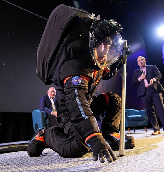 وداعا لبذلات رائد الفضاء آرمسترونغ.. ناسا تكشف النقاب عن تصميم جديد صورة رقم 3