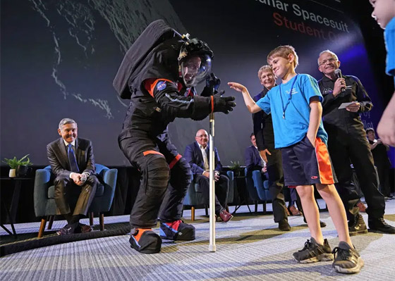 وداعا لبذلات رائد الفضاء آرمسترونغ.. ناسا تكشف النقاب عن تصميم جديد صورة رقم 7