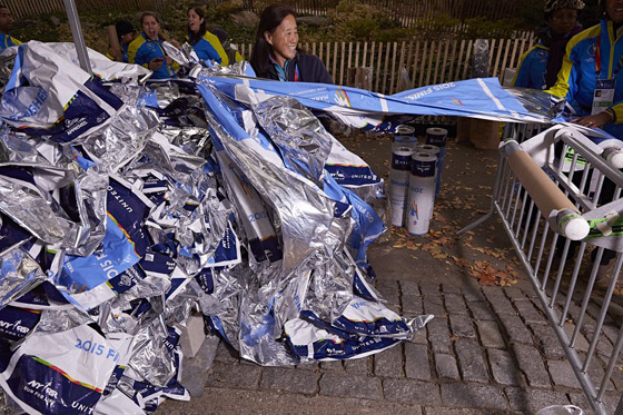 لماذا يتم تغطية الناجين من الكوارث بأكياس لامعة من الألمنيوم؟ صورة رقم 3