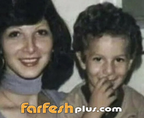 صورة نادرة لطفولة باسل خياط مع والدته.. والجمهور يشبهها بفنانة أمريكية صورة رقم 1 صورة نادرة لطفولة باسل خياط مع والدته.. والجمهور يشبهها بفنانة أمريكية صورة رقم 1