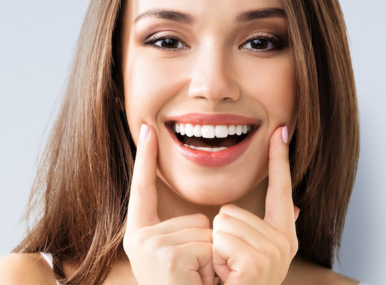 إليكم 5 طرق مدهشة لابتسامة هوليوودية دون تبييض الأسنان صورة رقم 1