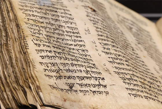 بالصور.. عرض أقدم مخطوطة للكتاب المقدس اليهودي صورة رقم 4 بالصور.. عرض أقدم مخطوطة للكتاب المقدس اليهودي صورة رقم 4