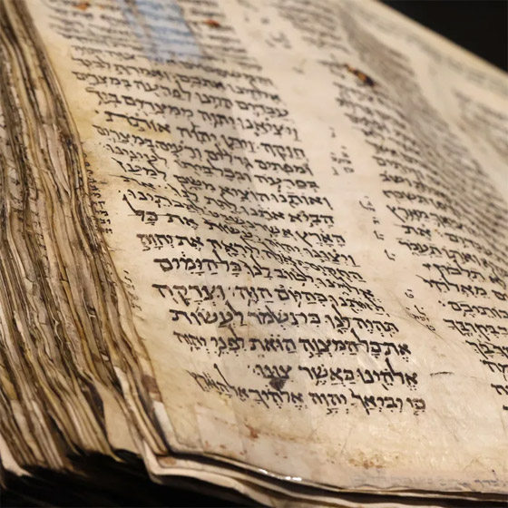 بالصور.. عرض أقدم مخطوطة للكتاب المقدس اليهودي صورة رقم 7 بالصور.. عرض أقدم مخطوطة للكتاب المقدس اليهودي صورة رقم 7