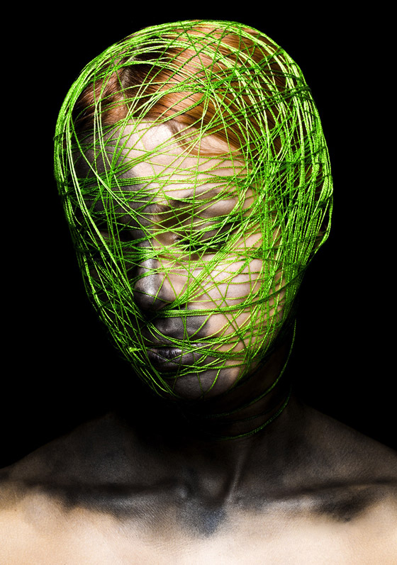 صور صادمة تجسد صراع الإنسان مع الفضاء الافتراضي والشبكة العنكبوتية صورة رقم 3