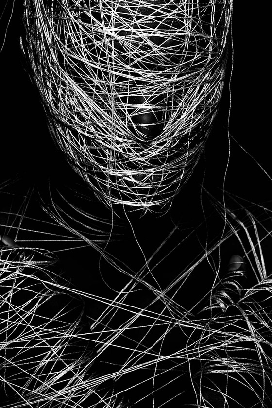 صور صادمة تجسد صراع الإنسان مع الفضاء الافتراضي والشبكة العنكبوتية صورة رقم 5