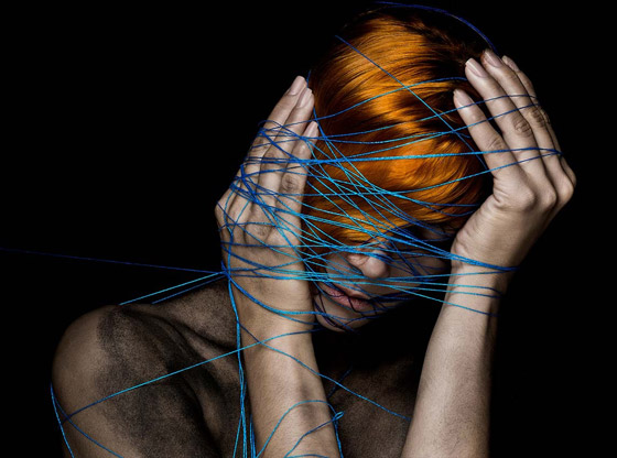 صور صادمة تجسد صراع الإنسان مع الفضاء الافتراضي والشبكة العنكبوتية صورة رقم 6